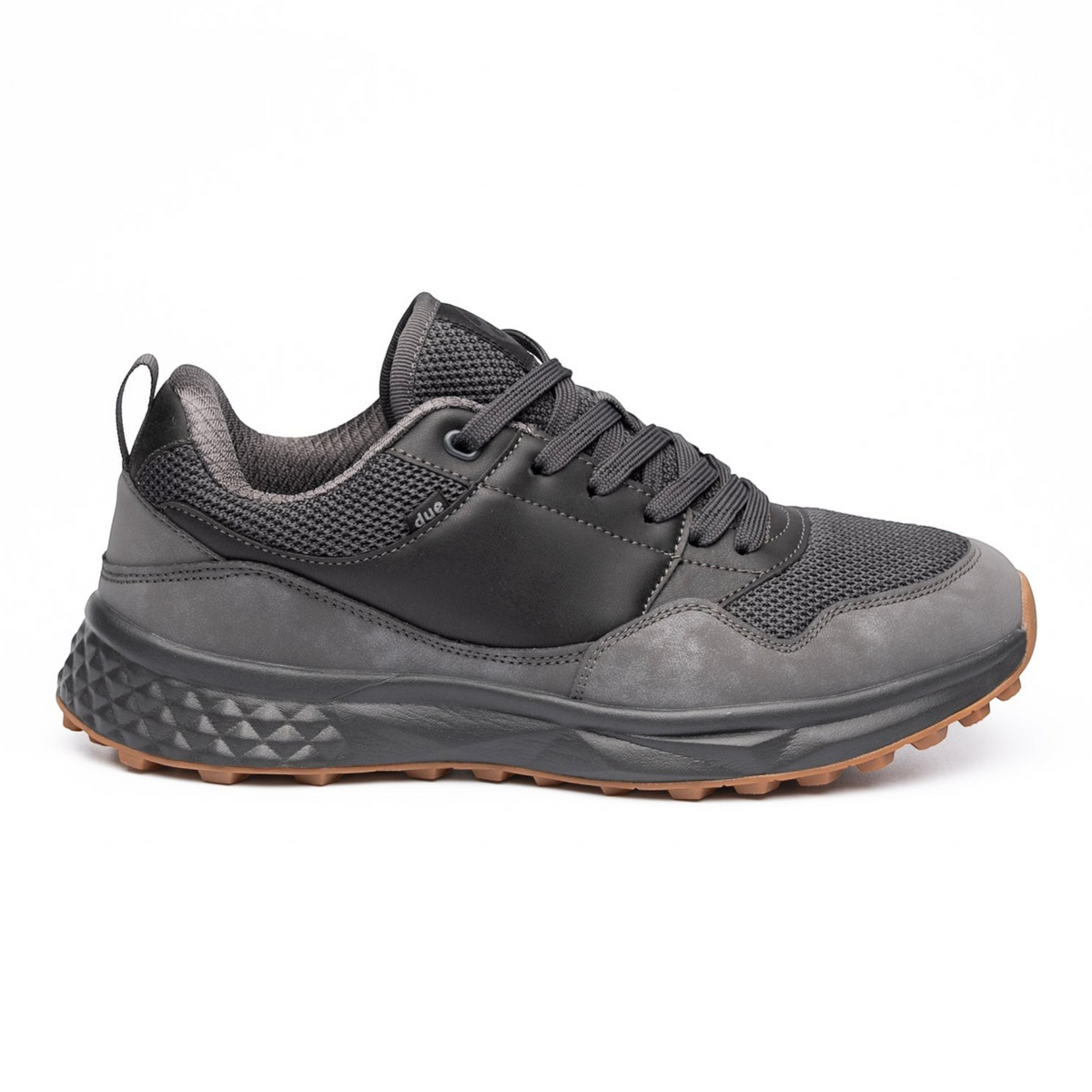 Zapatillas Due Shoes Dolomiti II en gris oscuro con malla transpirable, suela amortiguada y diseño ergonómico.