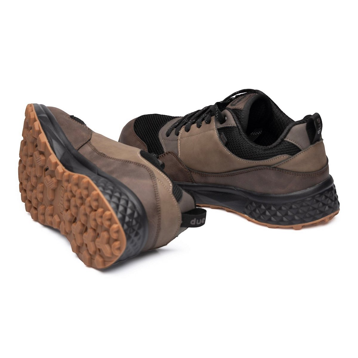 Zapatillas Due Shoes Dolomiti II en tonos marrón y negro con suela de gran tracción y diseño ergonómico transpirable.