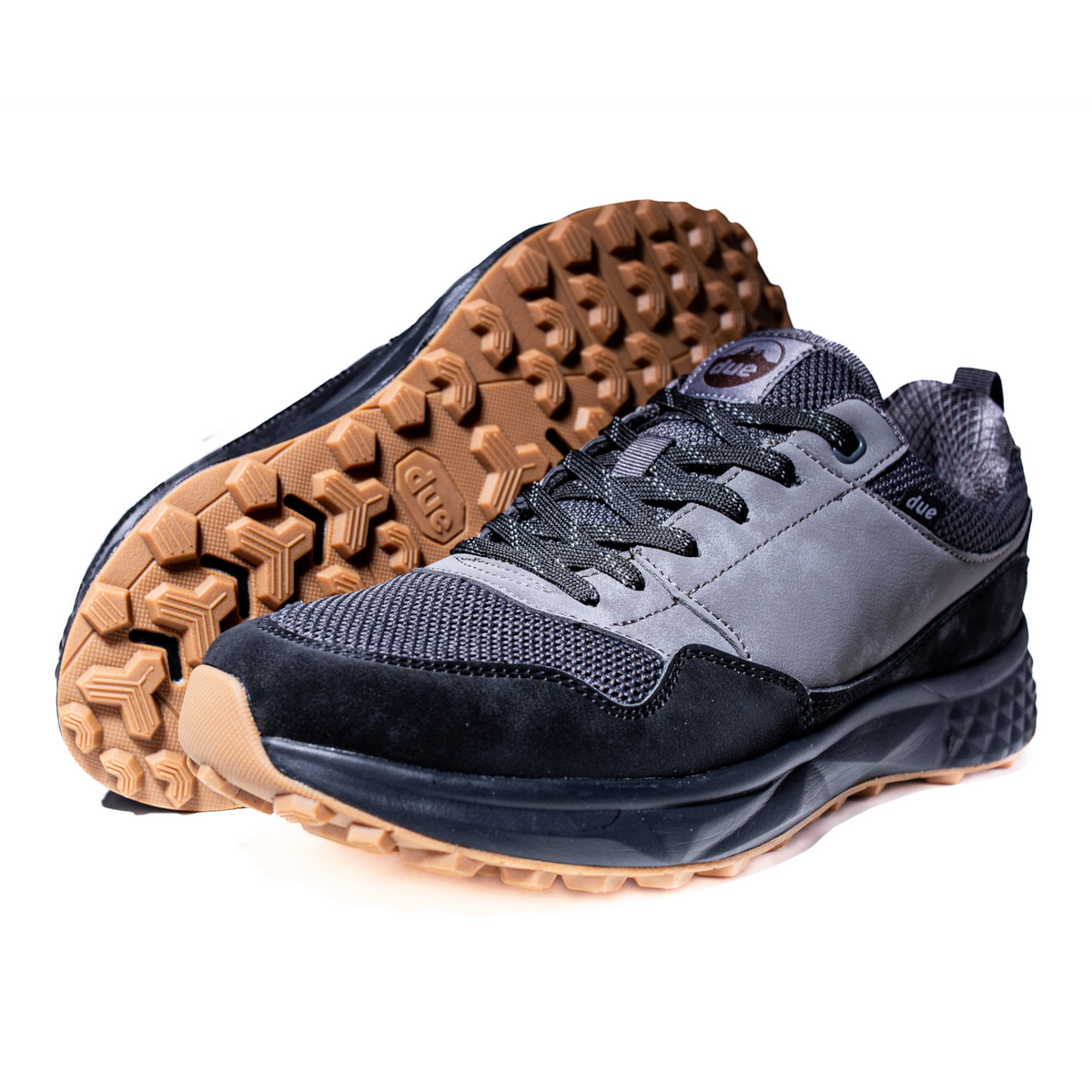 Zapatillas Due Shoes Dolomiti II en gris y negro con suela de goma color caramelo y diseño ergonómico transpirable.