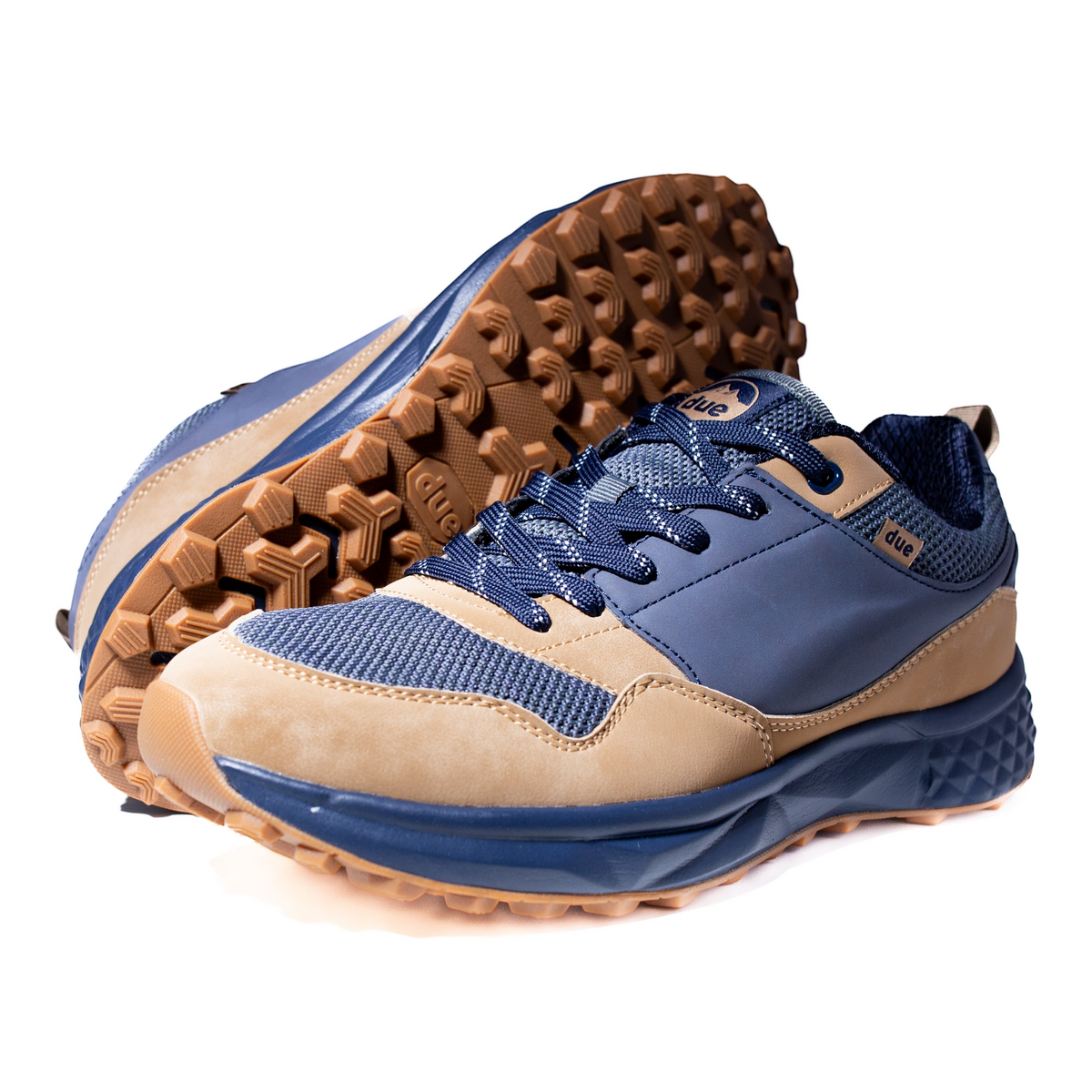 Zapatillas Due Shoes Dolomiti II en azul y beige con suela de gran tracción y diseño ergonómico transpirable.