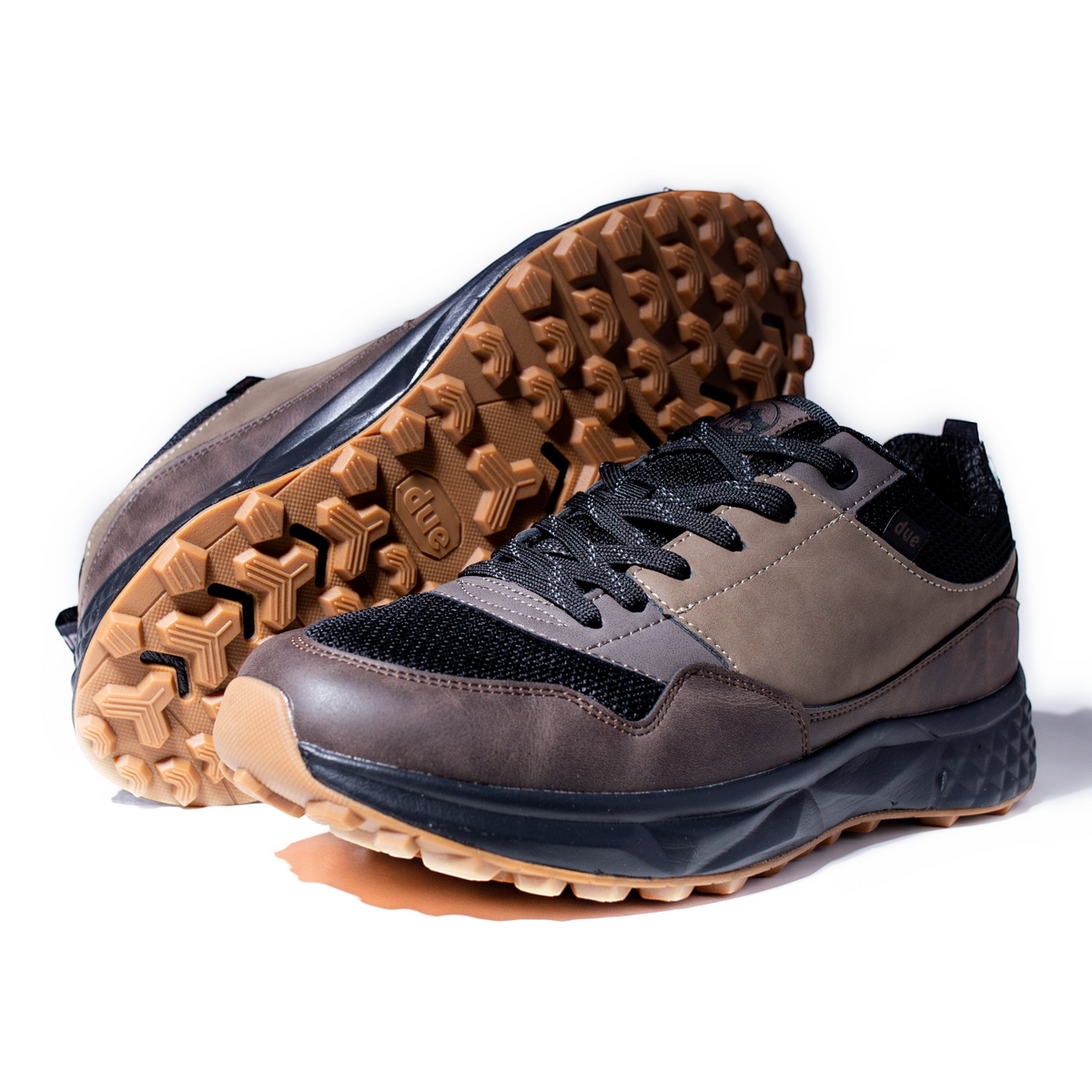 Zapatillas Due Shoes Dolomiti II en tonos marrón y negro con suela de goma flexible y diseño ergonómico transpirable.